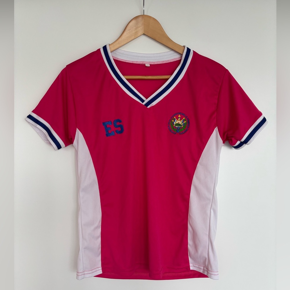 El Salvador 18” PTP Women’s V-Neck Soccer Jersey, Pink/White.